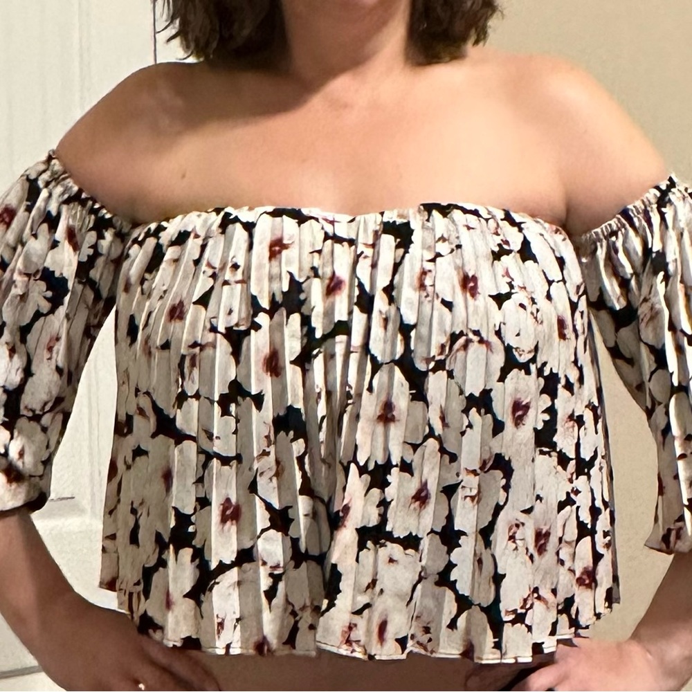 Floral, pleated crop puff sleeve top